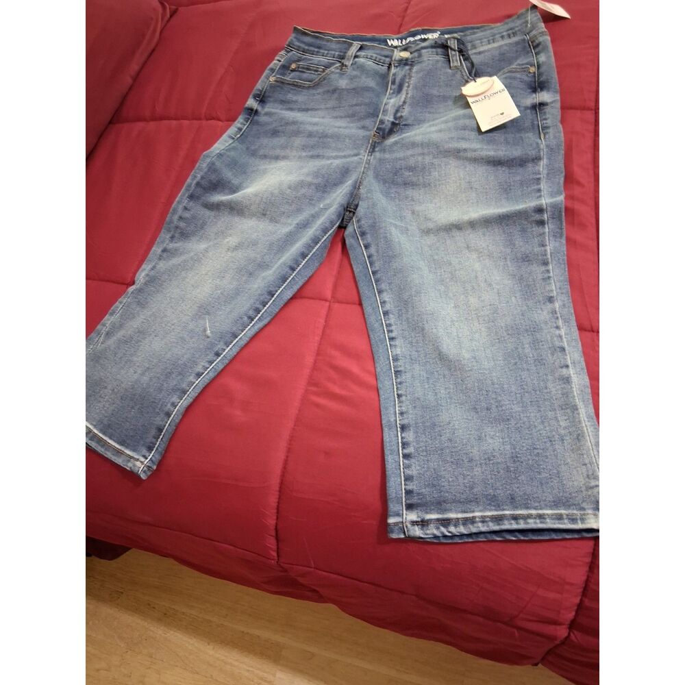 Blue Medium Wash Capri Jeans